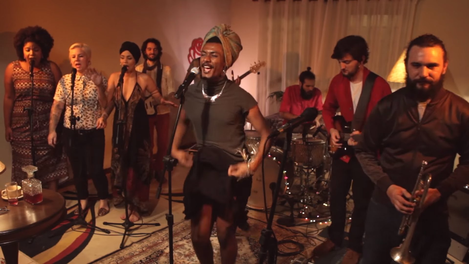 Liniker e sua banda estouraram nas redes sociais nos músicas autorais (Foto: Reprodução)